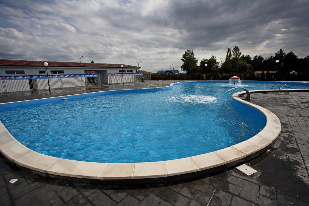 Hotel Relax Kovacica Экстерьер фото